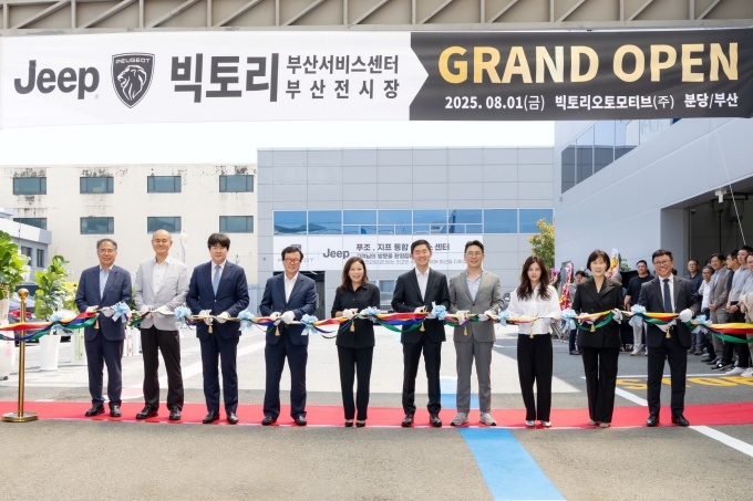 (왼쪽부터) 빅토리 이재섭 회장, 김봉섭 부사장, 김하근 대표, 진영푸드 최강호 회장, 스텔란티스코리아 방실 대표, 세일즈 및 네트워크 총괄 안백인 상무, 애프터세일즈 총괄 강승원 상무, 마케팅 및 프로덕트 총괄 진시현 상무, 빅토리 김한주 본부장, 송영민 본부장