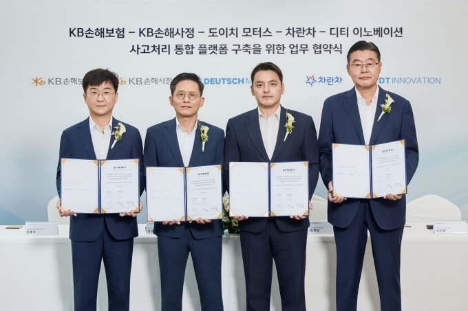 (좌측부터) 강동우 상무, 김민기 대표, 권혁민 부회장, 이상재 대표가 기념촬영을 하고 있다.