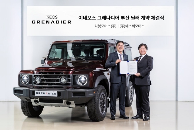 에스씨모터스 김유신 대표(왼쪽)과 차봇모터스 정진구 대표(오른쪽)가 기념 사진촬영을 하고 있다.