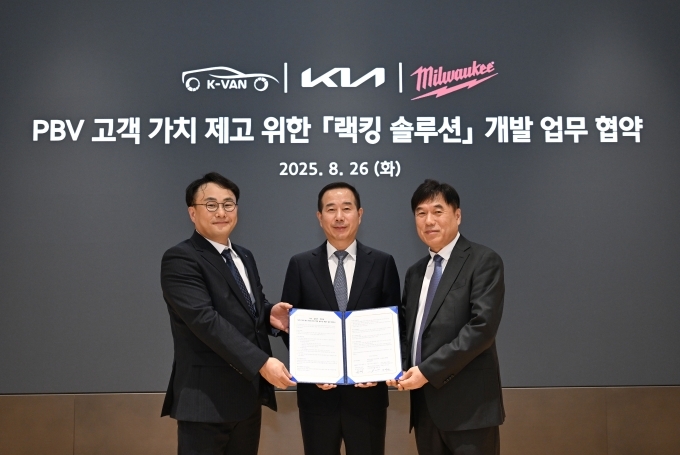(왼쪽부터) 케이밴 정의근 대표이사, 기아 국내사업본부장 정원정 부사장, 밀워키 코리아 박용범 대표이사가 기념사진 촬영을 하고 있다.