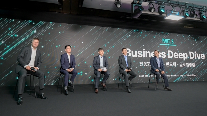 27일 여의도 페어몬트호텔에서 열린 <2025 CEO 인베스터 데이>에서 현대모비스 경영진이 전동화와 전장, 반도체, 글로벌 영업 등 부문별 세부 실행 전략을 설명하고 있다. 왼쪽부터 현대모비스 영업부문 악셀 마슈카 부사장, 반도체사업담당 박철홍 전무, 이규석 사장, 전장BU 정수경 부사장, 전동화/모듈BU 김선섭 부사장