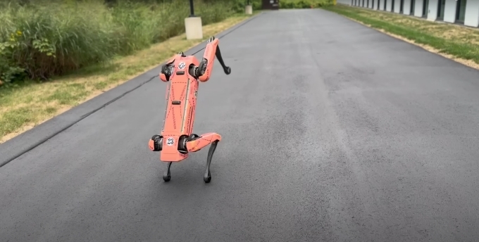 27일 보스턴다이나믹스 게재 영상에서 스팟이 백 덤블링을 하는 모습 (이미지 출처: <Boston Dynamics> 유튜브 채널)