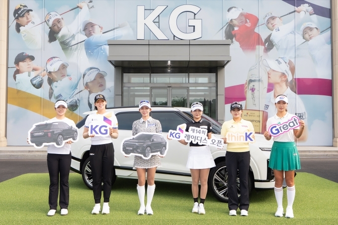 28일 경기도 용인시 써닝포인트CC에서 열린 '제14회 KG 레이디스 오픈' 공식 포토콜에서 유현조, 방신실, 배소현, 이예원, 노승희, 이동은(왼쪽부터) 선수가 포즈를 취하고 있다.