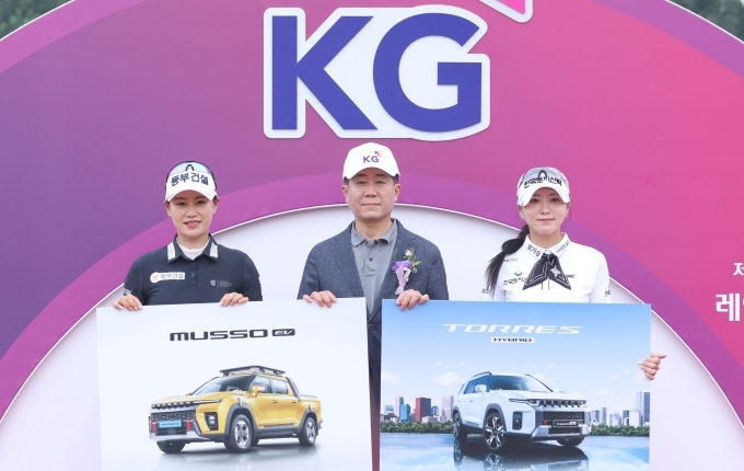 ‘제14회 KG 레이디스 오픈’에서 홀인원을 달성한 지한솔 선수(왼쪽)와 조아연 선수(오른쪽)가 KGM 황기영 대표(가운데)와 기념 사진을 찍고 있다.