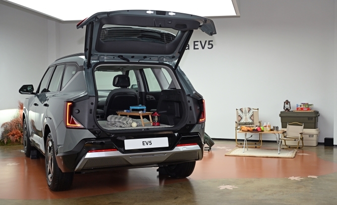 EV5 미디어 데이 행사장에 캠핑 콘셉트로 전시된 EV5