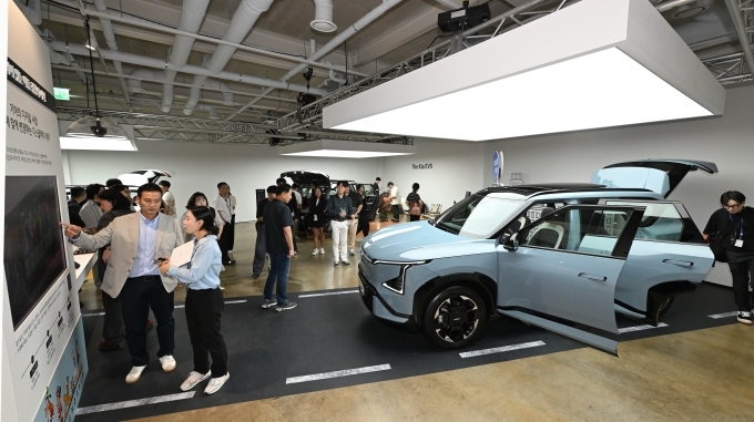 EV5 미디어 데이에서 미디어들이 취재를 하고 있다.