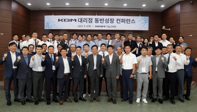 KGM 황기영 대표이사(사진 앞줄 왼쪽에서 여덟 번째) 및 대리점 대표 등 행사 참가자들이 동반성장 결의를 다지며 기념촬영을 하고 있다.