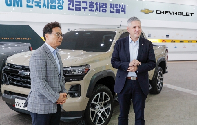긴급구호 차량 지원 프로그램에 대해 이야기를 나누고 있는 헥터 비자레알 GM 한국사업장 대표(오른쪽)