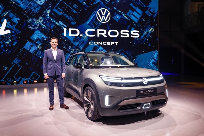 토마스 셰퍼 폭스바겐 브랜드 CEO가 컴팩트 전기 SUV ID.크로스 콘셉트카 옆에서 포즈를 취하고 있다.