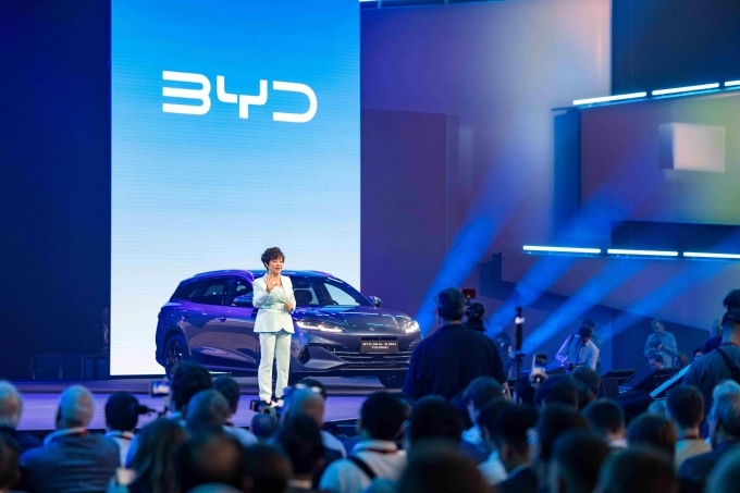 IAA 모빌리티 2025에서 BYD 스텔라 리(Stella Li) 부사장이 슈퍼 하이브리드 모델 BYD 씰 6 DM-I 투어링(BYD SEAL 6 DM-i TOURING)을 유럽에 최초로 공개하고 있다.