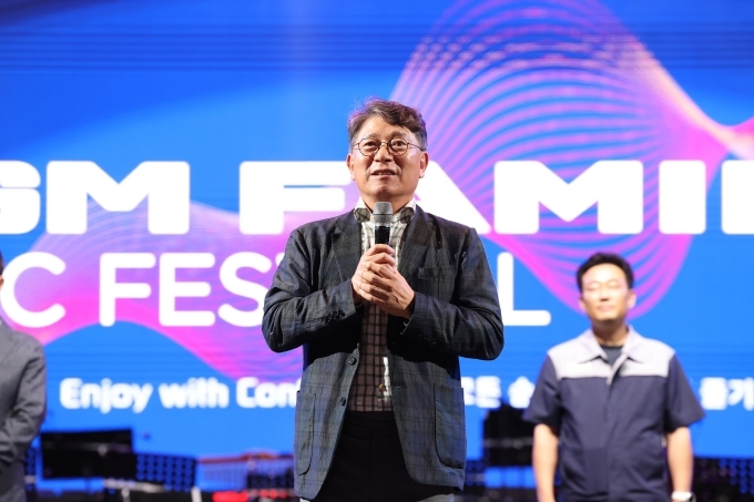KGM 곽재선 회장이 지난 13일 KGM 평택 본사에서 열린 KGM 가을 음악회에서 인사말을 하고 있다.
