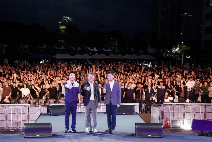 음악회 후 임직원 가족과 단체사진을 촬영하고 있다. 가운데 곽재선 회장, 오른쪽 황기영 대표이사, 왼쪽 노철 노동조합 위원장.