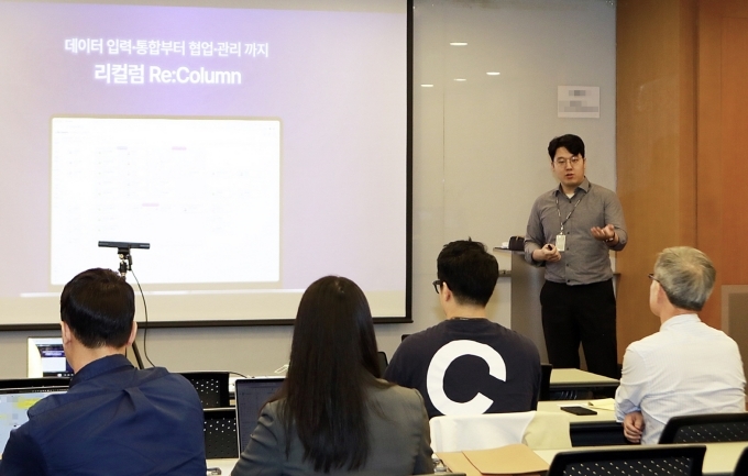 스타트업 아우토반 코리아 2025 참가 기업으로 선정된 코그콤 관계자가 현장에서 발표하고 있다.