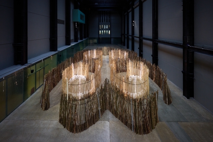 《현대 커미션: 마렛 안네 사라: Goavve-Geabbil》 전시 전경 출처: Photo © Tate (Ben Fisher)