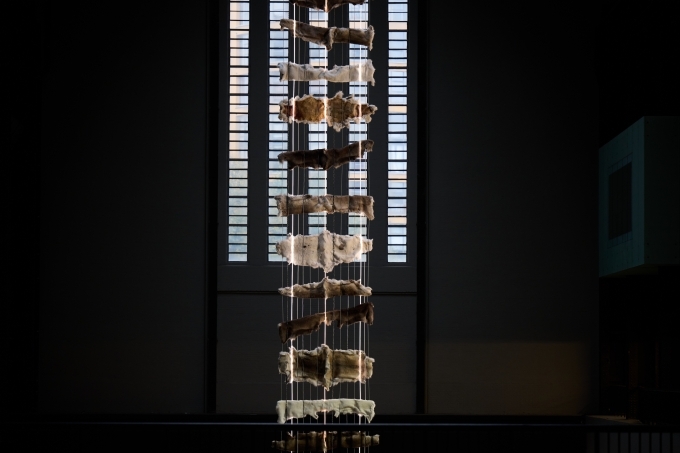 《현대 커미션: 마렛 안네 사라: Goavve-Geabbil》 전시 전경 출처: Photo © Tate (Ben Fisher)