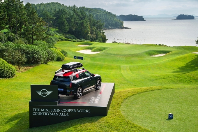 BMW 레이디스 챔피언십 2025, 8번홀 전시 뉴 MINI JCW 컨트리맨