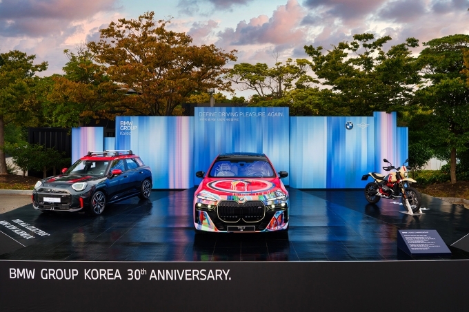 갤러리 플라자에 전시된 i7 BMW 코리아 30주년 기념 스페셜