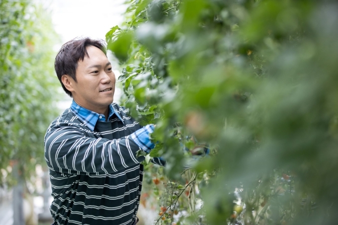 혼다 앰버서더 송진우 배우가 푸르메소셜팜 일손 나누기 봉사활동을 하고 있다.