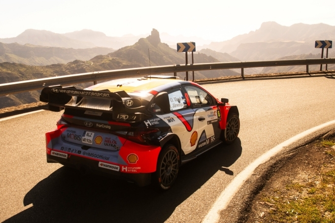 2025 WRC 이슬라스 카나리아스 랠리를 진행하고 있는 현대 쉘 모비스 월드 랠리 팀 차량.
