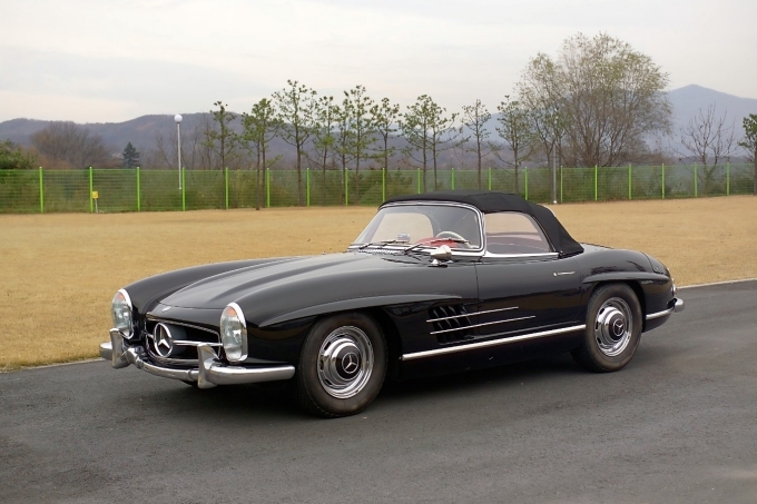 1962년형 메르세데스-벤츠 300 SL 로드스터(사진 제공: 삼성화재모빌리티뮤지엄)