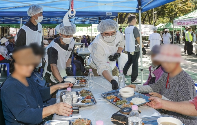 인천 지역 어르신들에게 무료급식을 전달하고 있는 GM 한국사업장 임직원들.