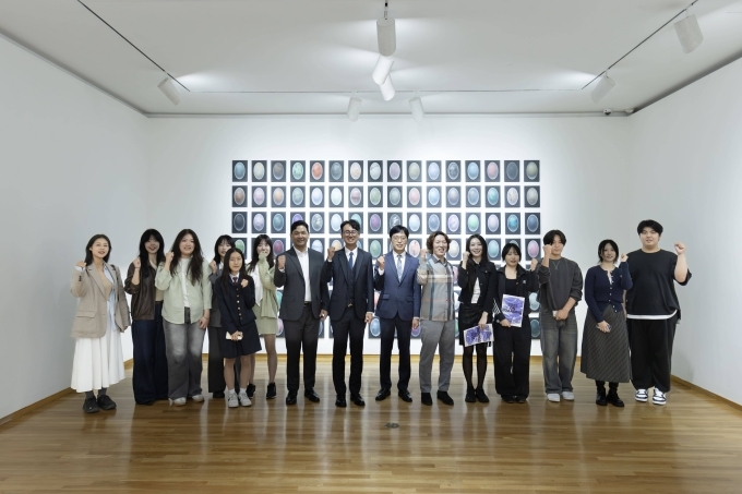 16일 금호미술관에서 진행된 2025 온보딩 그룹전 오프닝 행사에서 김마르코 한성자동차 대표(왼쪽에서 여덟 번째)와 신진·초대 작가, 드림그림 프로그램의 장학생과 멘토, 관계자들이 기념 촬영을 하고 있다.
