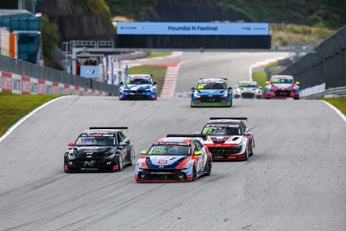 2025 TCR 월드투어 한국 레이스에서 질주하는 현대자동차 'BRC 현대 N 스쿼드라 코르세(Squardra Corse)' 팀 '더 뉴 엘란트라 N TCR' 경주차