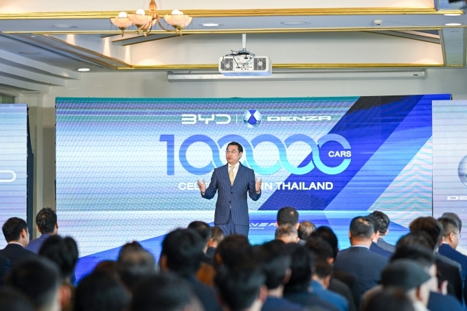 류쉐량 BYD 아시아태평양 자동차 영업사업부 총경리가 축사를 하고 있다.