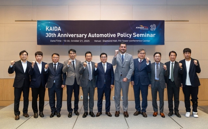 KAIDA 창립 30주년 정책세미나에 참석한 국내외 자동차 관련 주요 인사. 좌측부터 한국수입자동차협회 박주선 상무, 국토교통부 조상우 사무관, 한국교통안전연구원 조성우 부원장, 기후에너지환경부 서영태 녹색전환정책관, 한국수입자동차협회 정윤영 부회장, 국민의힘 이상휘 의원, 유럽자동차제조협회(ACEA) 피에르 밀레트(Pierre Millette) 최고 기술책임자(CTO), 한국자동차모빌리티안전학회 엄성복 수석연구위원, 한국자동차모빌리티안전학회 하성용 회장, KAIST 배충식 교수, 오토노머스 에이투지 유민상 상무