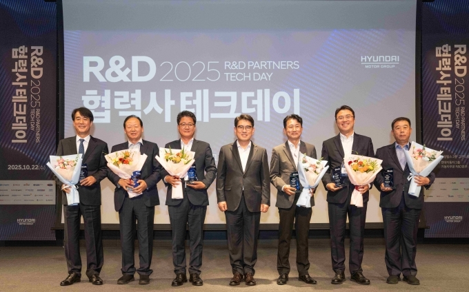 (왼쪽부터) 경신 금우현 사장, 동희 박주은 사장, 코모스 조상제 대표이사, 현대차·기아 R&D본부장 양희원 사장, 신영 손종억 대표이사, 세인아이엔디 오원현 대표이사, 서진산업 최재홍 대표이사가 수상 기념 사진을 촬영하고 있다.