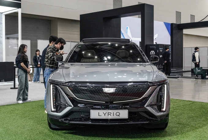 2025 대한민국 미래모빌리티엑스포(DIFA) GM 부스에 전시된 캐딜락의 첫 순수 전기 SUV 리릭(LYRIQ)