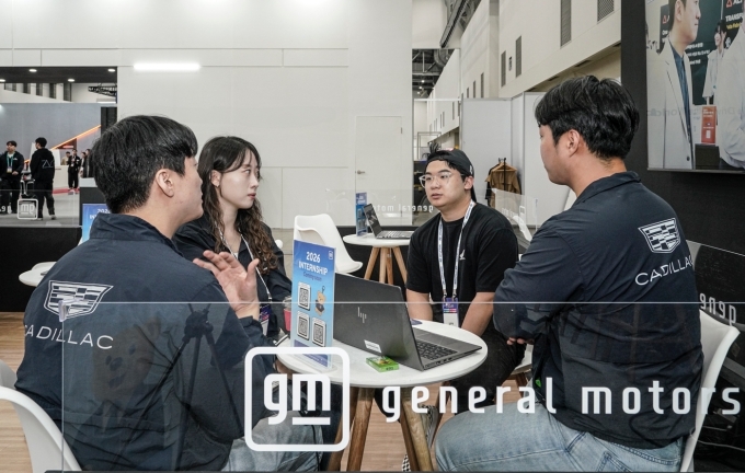 2025 대한민국 미래모빌리티엑스포(DIFA) GM 부스의 컨설팅 존에서 관람객에게 커리어·기술 멘토링을 진행하고 있는 GM 임직원들의 모습