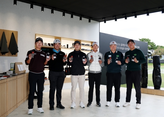 (왼쪽부터) 옥태훈, 마쓰야마 히데키, 나카지마 케이타, 최승빈, 임성재, 안병훈 선수가 기념 촬영을 하고 있다.