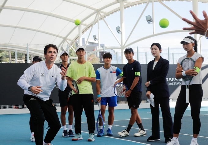 라파 나달 아카데미 소속 토메오 살바(Tomeu Salva) 코치가 기아 주니어 테니스 프로그램에 참여한 주니어 테니스 선수들을 트레이닝 하고 있는 모습