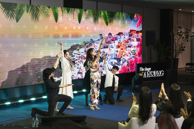 지난 21일 메르세데스-벤츠 강남자곡 전시장에서 열린 ‘더 스테이지 한성’ 공연 모습