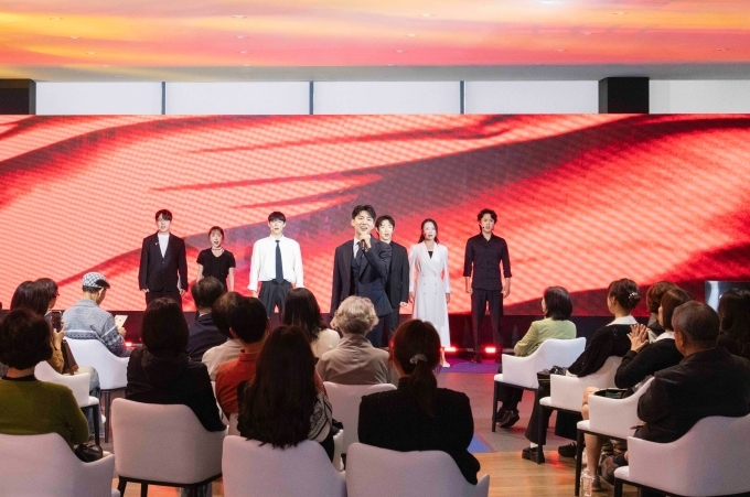 지난 21일 메르세데스-벤츠 강남자곡 전시장에서 열린 ‘더 스테이지 한성’ 공연 모습