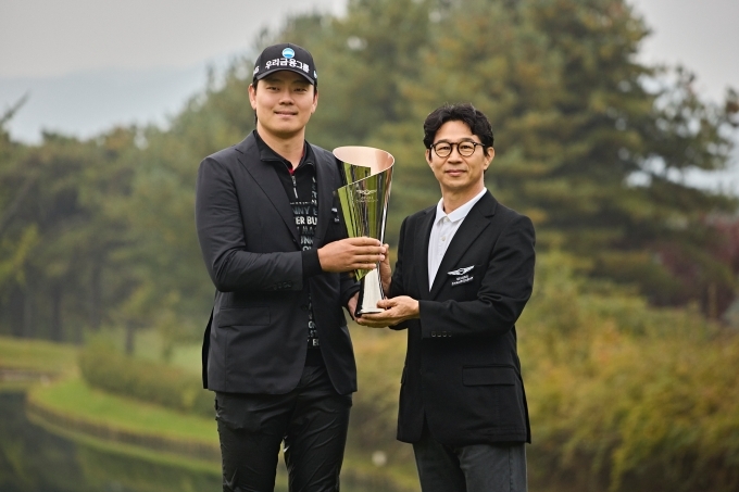 (왼쪽부터) 2025 제네시스 챔피언십 우승자이정환 선수와 제네시스사업본부장 송민규 부사장