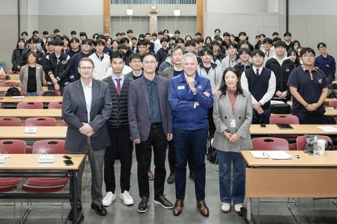 STEM 교육 프로젝트 결과 발표회 현장에서 단체 사진을 촬영하고 있는 GM 한국사업장 임직원들과 인천 지역 고등학생들. (앞줄 오른쪽부터) 헥터 비자레알 GM 한국사업장 사장(2번째), 브라이언 맥머레이 지엠테크니컬센터코리아 사장(5번째), 닐 드림슨 한국뉴욕주립대 교수(3번째), 조규민 세이브더칠드런 인천아동권리센터장 (4번째)