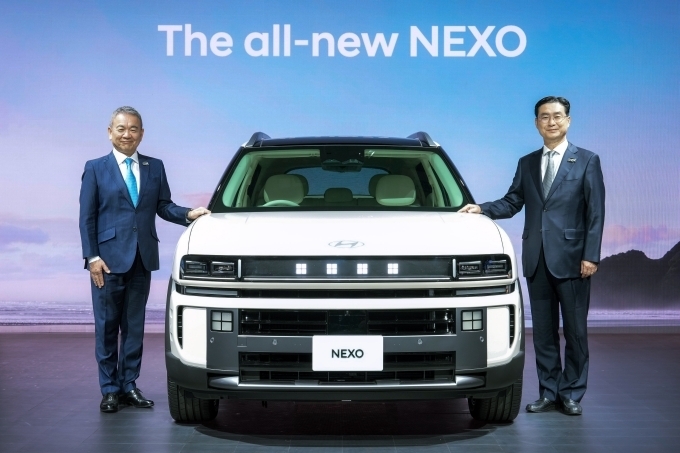 (왼쪽부터)현대차일본법인(HMJ) 시메기 토시유키 법인장, 현대차 정유석 부사장이 재팬 모빌리티쇼 2025에서 기념사진을 촬영하고 있는 모습