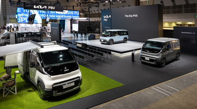 '2025 재팬모빌리티쇼' 기아관 전경 (왼쪽부터) PV5 슈필라움 글로우캐빈, PV5 패신저, PV5 카고