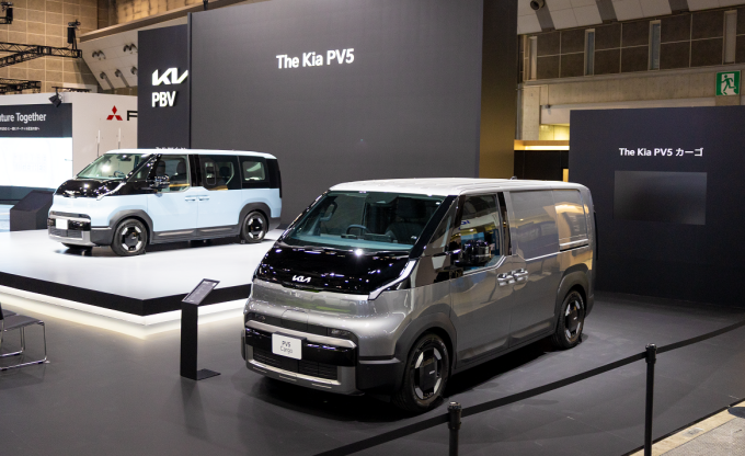 '2025 재팬모빌리티쇼' 기아관에 전시된 PV5 패신저(왼쪽)와 PV5 카고(오른쪽)