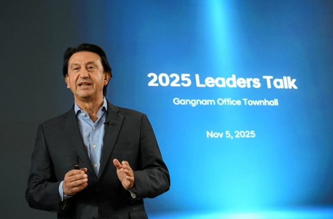 호세 무뇨스 사장이 타운홀 미팅에서 메시지를 전달하는 모습