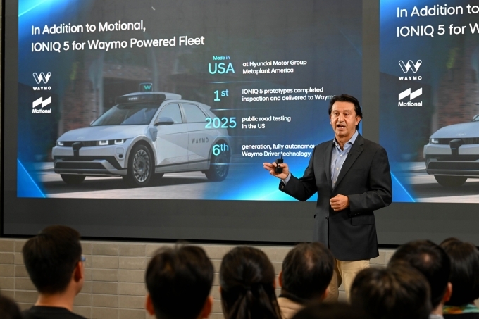 호세 무뇨스 사장이 타운홀 미팅에서 메시지를 전달하는 모습