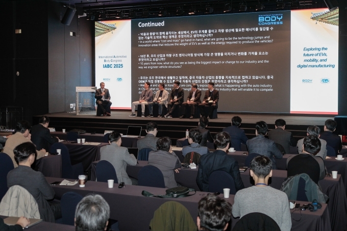 IABC 2025 서울에서 패널 디스커션에 참여하고 있는 GM, LG에너지솔루션, 현대자동차, 삼성SDI, POSCO의 리더십
