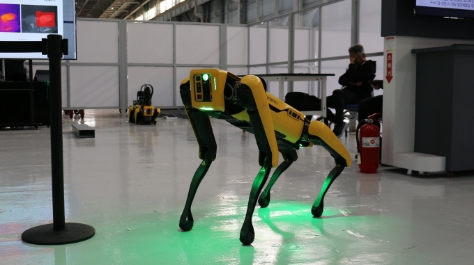 보스턴 다이나믹스의 4족 보행 로봇 'SPOT'이 공장을 자율 순찰하며 다양한 센서로 설비 상태를 실시간 모니터링하는 모습