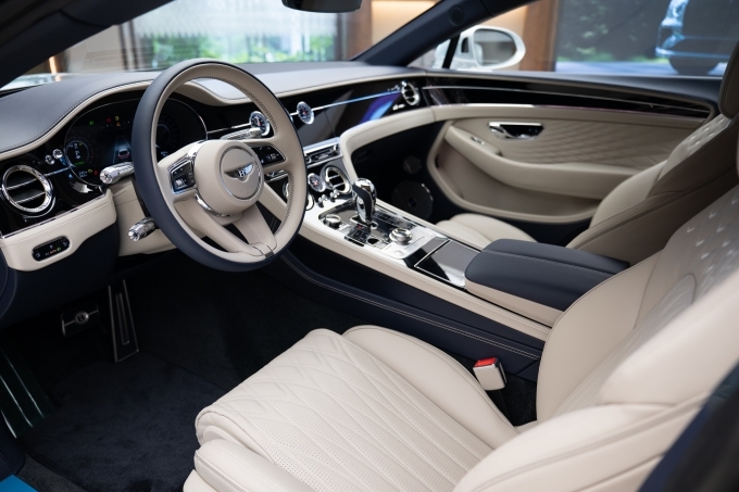 벤틀리 컨티넨탈 GT 아주르 벤틀리 큐브 실내