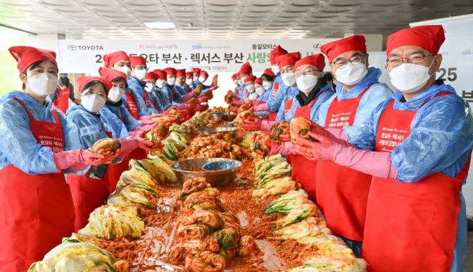 토요타 렉서스 부산·경남지역 공식 딜러사 동일모터스 임직원들이 연산종합사회복지관에서 진행된 ‘2025 토요타·렉서스 사랑의 김장나눔’ 행사에 참여해 김장 김치를 담그고 있다.