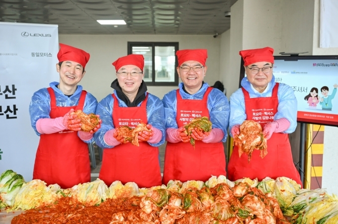 (왼쪽부터) 이병진 한국토요타자동차 부사장, 오스카 츠요시 주부산일본국총영사관 총영사, 동일모터스 송석환 대표, 콘야마 마나부 한국토요타자동차 대표이사 사장