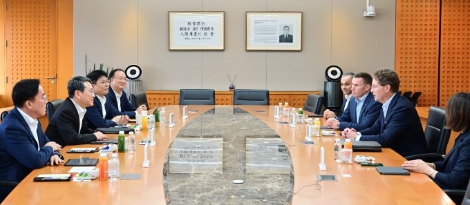 (왼쪽부터) LG디스플레이 정철동 CEO, LG전자 조주완 CEO, LG에너지솔루션 김동명 CEO, LG이노텍 문혁수 CEO, 메르세데스-벤츠 R&D 코리아 컬삿 카르탈 센터장, 메르세데스-벤츠 코리아 마티아스 바이틀 대표이사, 메르세데스-벤츠 그룹 AG 올라 칼레니우스 CEO, 메르세데스-벤츠 이다 볼프 기업본부 총괄이 서울 여의도 LG 트윈타워에서 만나 미래 모빌리티 분야 협력 강화를 논의했다.