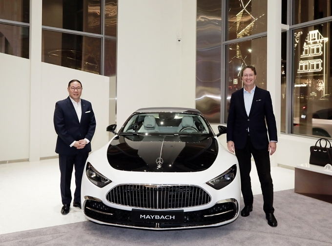 (좌측부터) 조현상 HS효성 부회장와 올라 칼레니우스 메르세데스-벤츠 그룹 AG CEO이 마이바흐 브랜드센터 서울에 전시된 디 올-뉴 메르세데스 마이바흐 SL 차량 앞에서 기념사진을 촬영하고 있다.